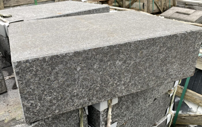 G 684 Orient basalt traptrede gevlamd met facet