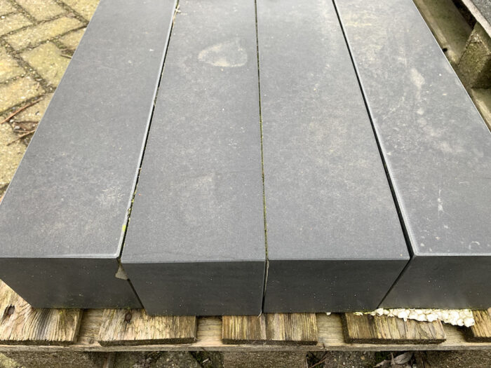 Basalt palissade 12x12x50 cm gezoet met facet